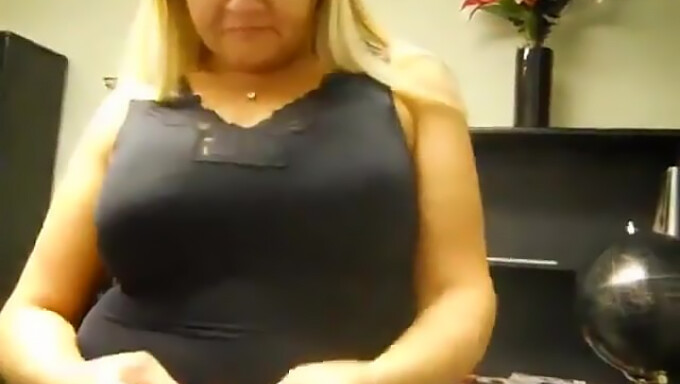 O Milf Matură Cu Sâni Mari Și Naturali Devine Obraznică Pe Webcam