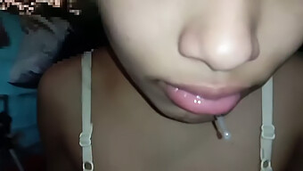 18+少女在握男人的阴茎时吞下精液