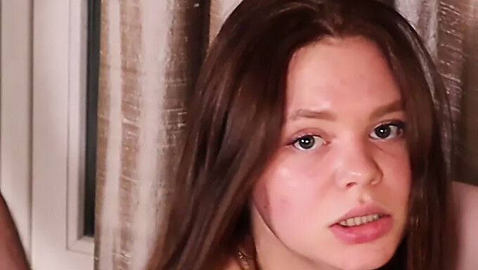 Russisk 18+ Tenåring Emily Ratakovski Rir Kuk Og Tar En Ladning