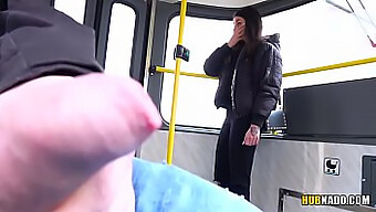 Tsjekkisk Student Gir En Pov Blowjob På En Offentlig Trikk