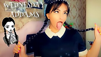 Wednesday Addams Cosplay-Jente Tar En Deepthroat Og Stor Rumpe Boquete