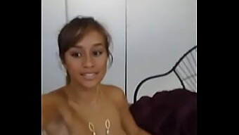 En Solo-Session På Webcam For En Samoansk Performer