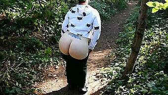 Milf Amadora Mostra Sua Bunda Grande E Buceta Em Um Parque Público