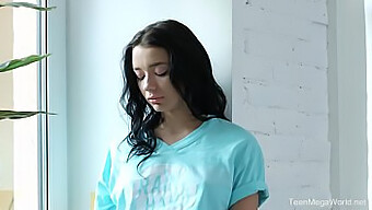 Emily Bender, De 18 Anos, Tem Seu Cu Fodido Neste Vídeo Hardcore