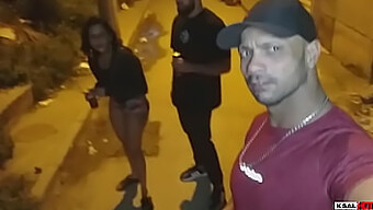 A Esposa Gostosa De Ksal Visita O Bar De Tia E Um Fã Se Junta À Diversão. Eles Têm Uma Noite Selvagem De Dupla Penetração.