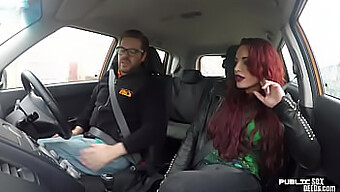 Baisée Publiquement Par Une Brit Babe Rousse Dans Une Voiture