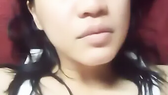 Wanita Brunette Amatur Memberikan Handjob Buatan Sendiri Dalam Permainan Solo