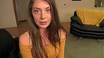 Adolescente (18+) Fofa Elena Koshka Em Um Vídeo Quente